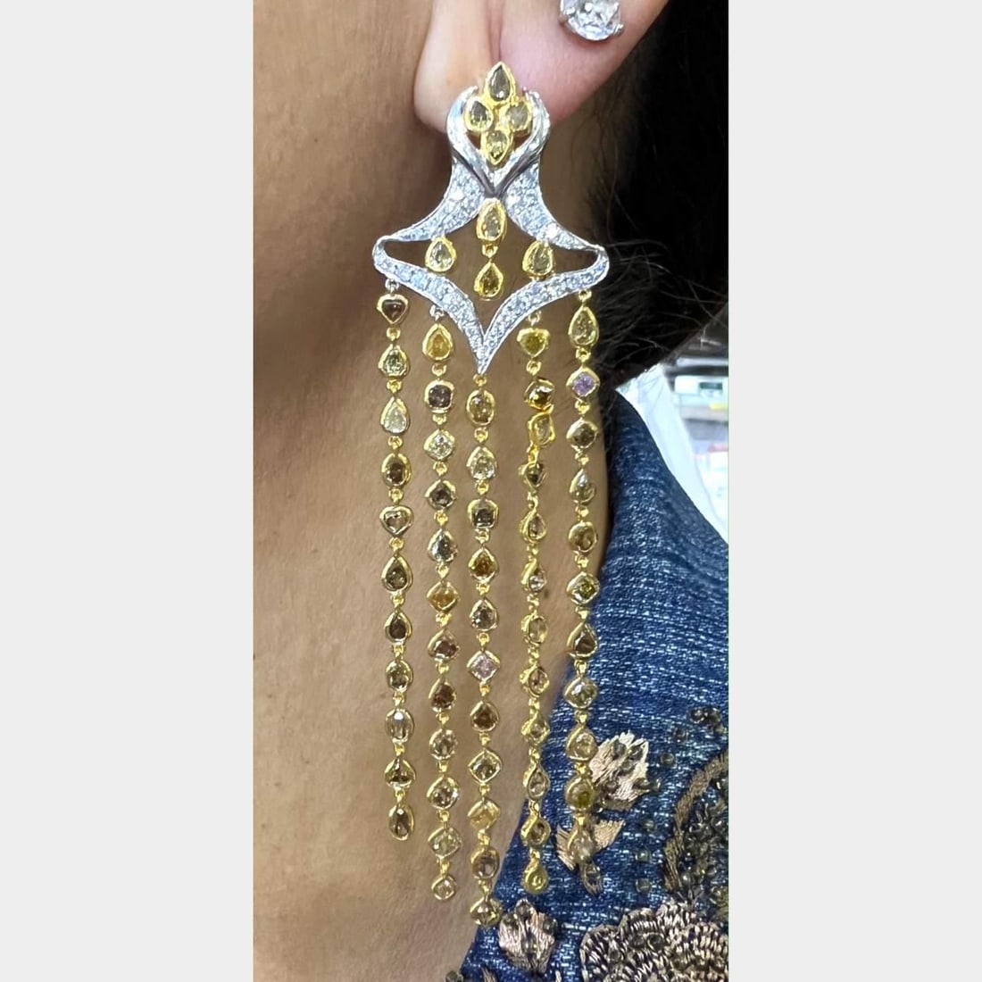 Stunning 18K Platinum 16 Ct Diamond Chandelier Earrings: Stunning 18K Platinum 16 Ct Diamond Chandelier Earrings Elevate your elegance with these stunning 18K and Platinum chandelier earrings, featuring a total diamond weight of 16.00 carats. Crafted with 1