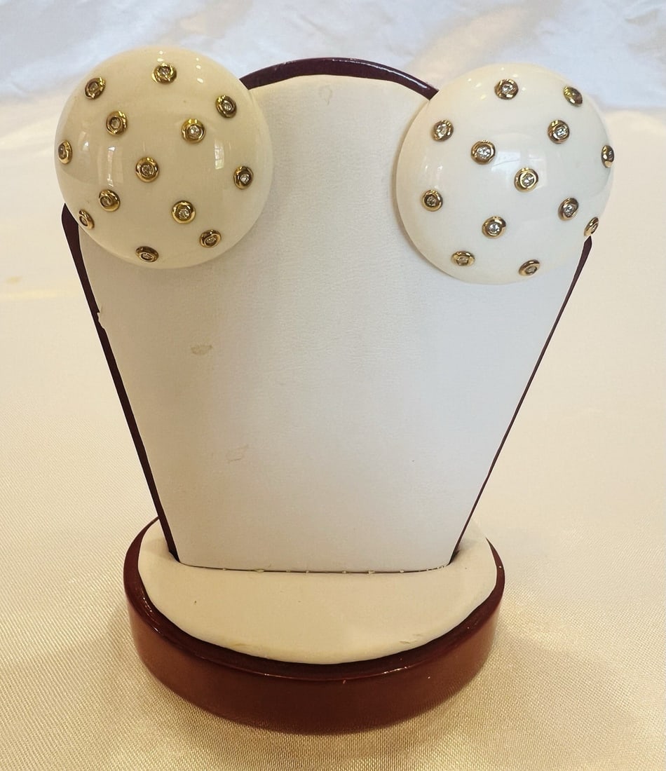 18k gold diamond agate cuff earrings pair: 18k gold diamond agate cuff earrings pair This pair of earrings is crafted from 18k gold and features natural diamonds and agate, designed in a cuff style with a nature-inspired theme. Each earring me