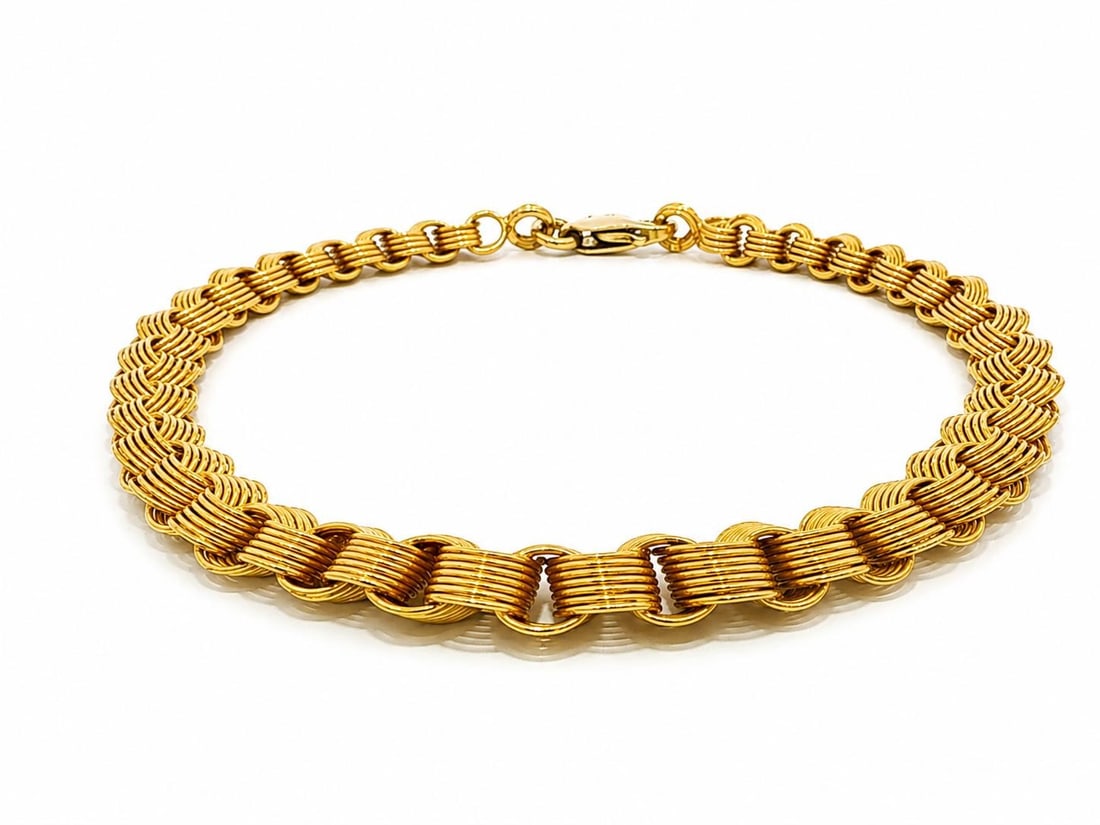 18k Yellow Gold Interlocking Wire Curb Bracelet Graduated Links: 18k Yellow Gold Interlocking Wire Curb Bracelet Graduated Links This elegant bracelet is crafted from 18k solid yellow gold and features a graduated interlocking wire open curb link weave. The bracele