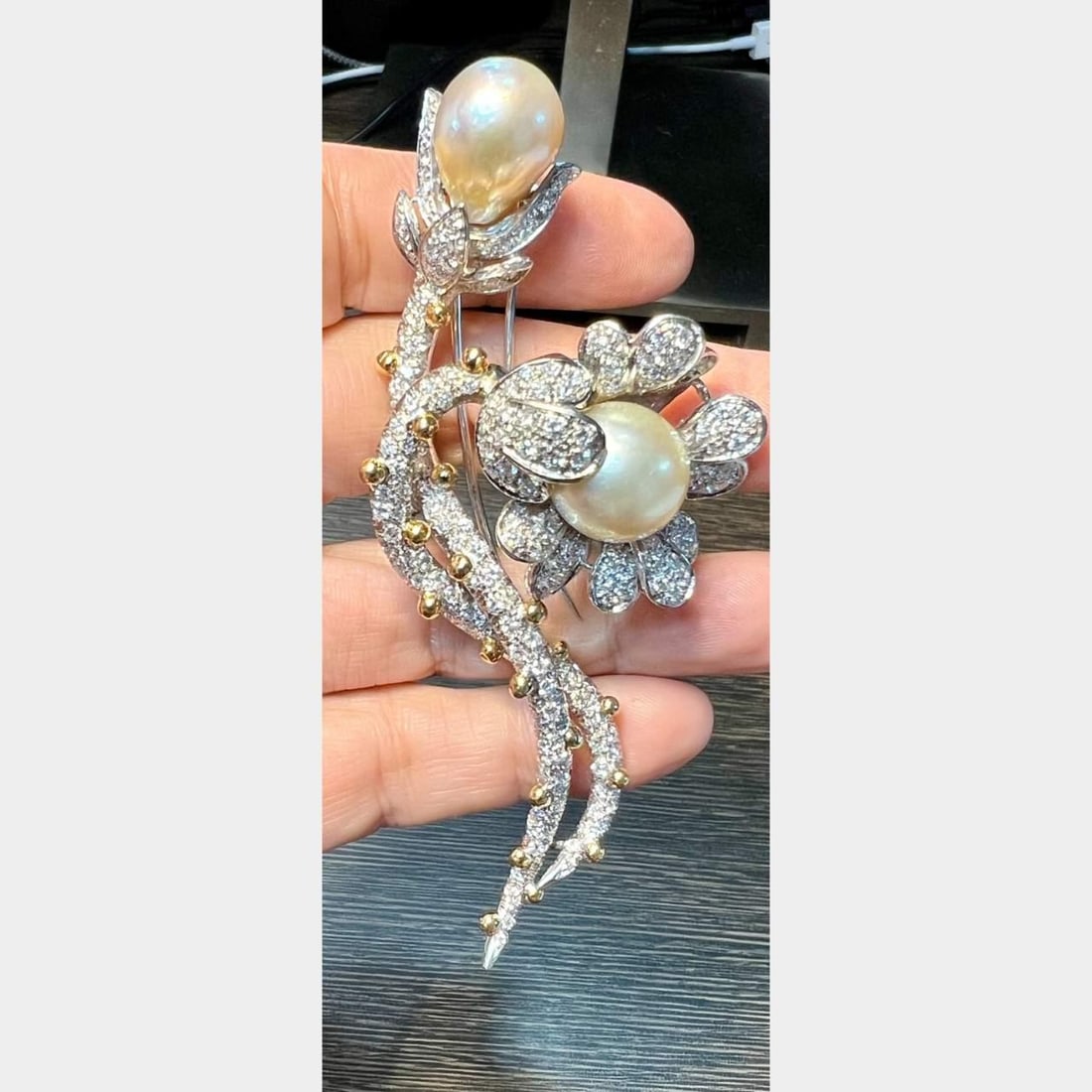 Stunning 18K White Gold Pearl Diamond Flower Brooch 5.50 Ct: Stunning 18K White Gold Pearl Diamond Flower Brooch 5.50 Ct This exquisite brooch features a stunning flower design crafted from 18K white gold, adorned with 185 sparkling diamonds totaling approximat