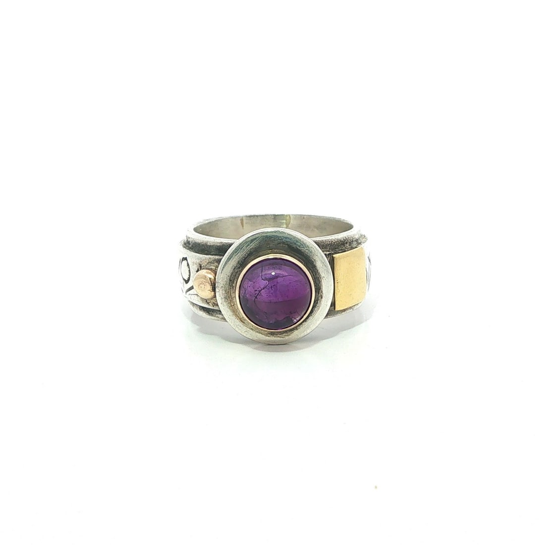 Amethyst Solitaire Ring in Sterling Silver and 18k Yellow Gold Size 7: Amethyst Solitaire Ring in Sterling Silver and 18k Yellow Gold Size 7 This vintage handmade ring features a striking natural amethyst cabochon set in a combination of sterling silver and 18k yellow go