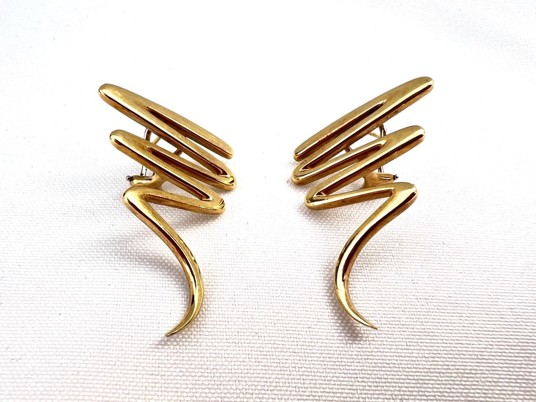 Tiffany & Co 18K Yellow Gold Modern Earrings with Box: Tiffany & Co 18K Yellow Gold Modern Earrings with Box This exquisite pair of earrings from Tiffany & Co is crafted in 18K yellow gold, showcasing a modern design that exemplifies fine craftsmanship. W