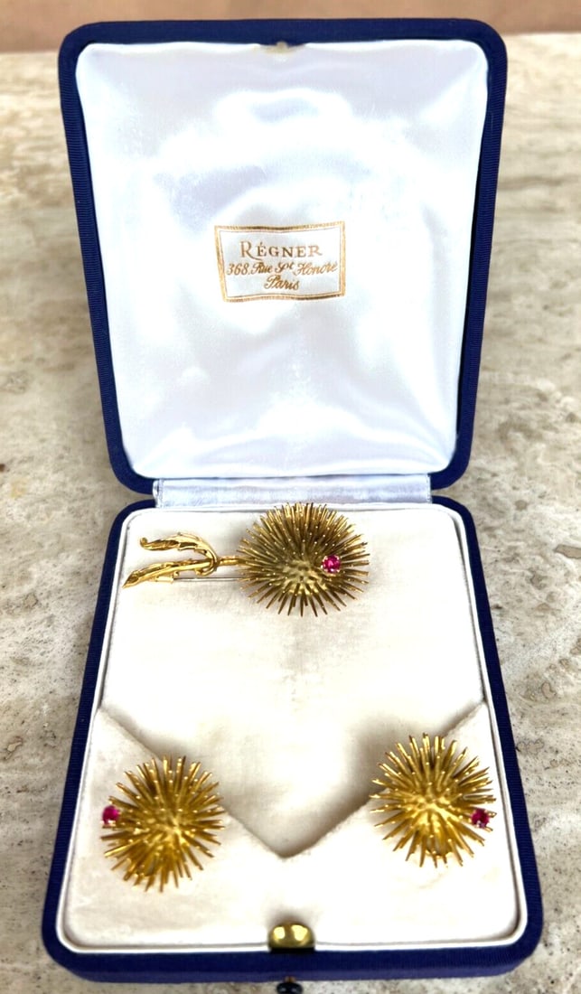 Elegant French 18K Gold Ruby Jewelry Set with Box: Elegant French 18K Gold Ruby Jewelry Set with Box This exquisite jewelry set features a brooch and a pair of earrings, all crafted in stunning 18K yellow gold and adorned with rich rubies. Each piece 