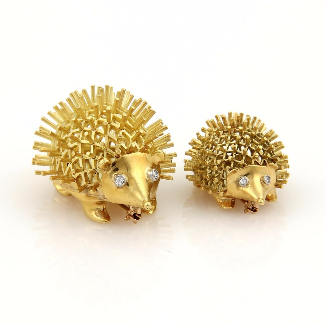 Charming 18k Yellow Gold Diamond Mother Baby Porcupine Brooch Set: Charming 18k Yellow Gold Diamond Mother Baby Porcupine Brooch Set This charming set features a mother and baby porcupine brooch crafted from luxurious 18k yellow gold. Each pin showcases intricate det
