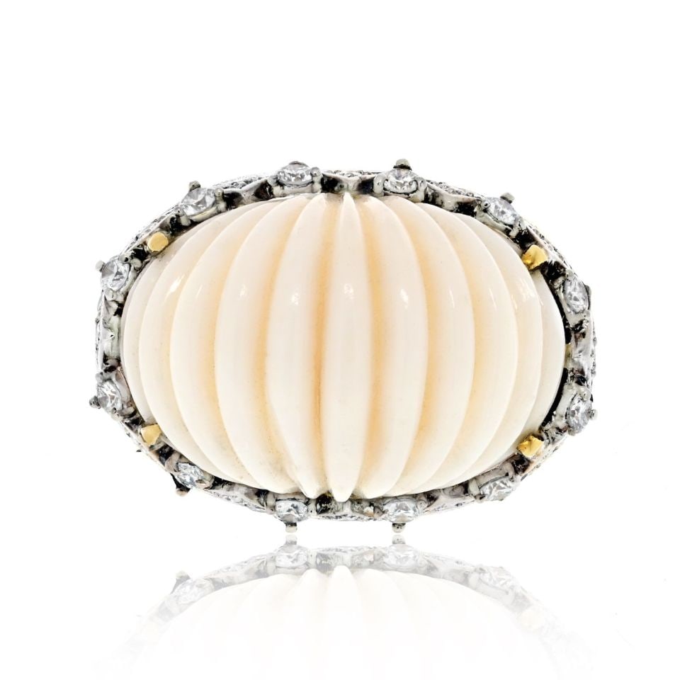 18K Yellow Gold Fluted Coral Diamond Ring Estate Jewelry: 18K Yellow Gold Fluted Coral Diamond Ring Estate Jewelry This exquisite 18K Yellow Gold Angel Skin Fluted Coral and Diamond Ring is a stunning example of fine jewelry. The ring is beautifully crafted 