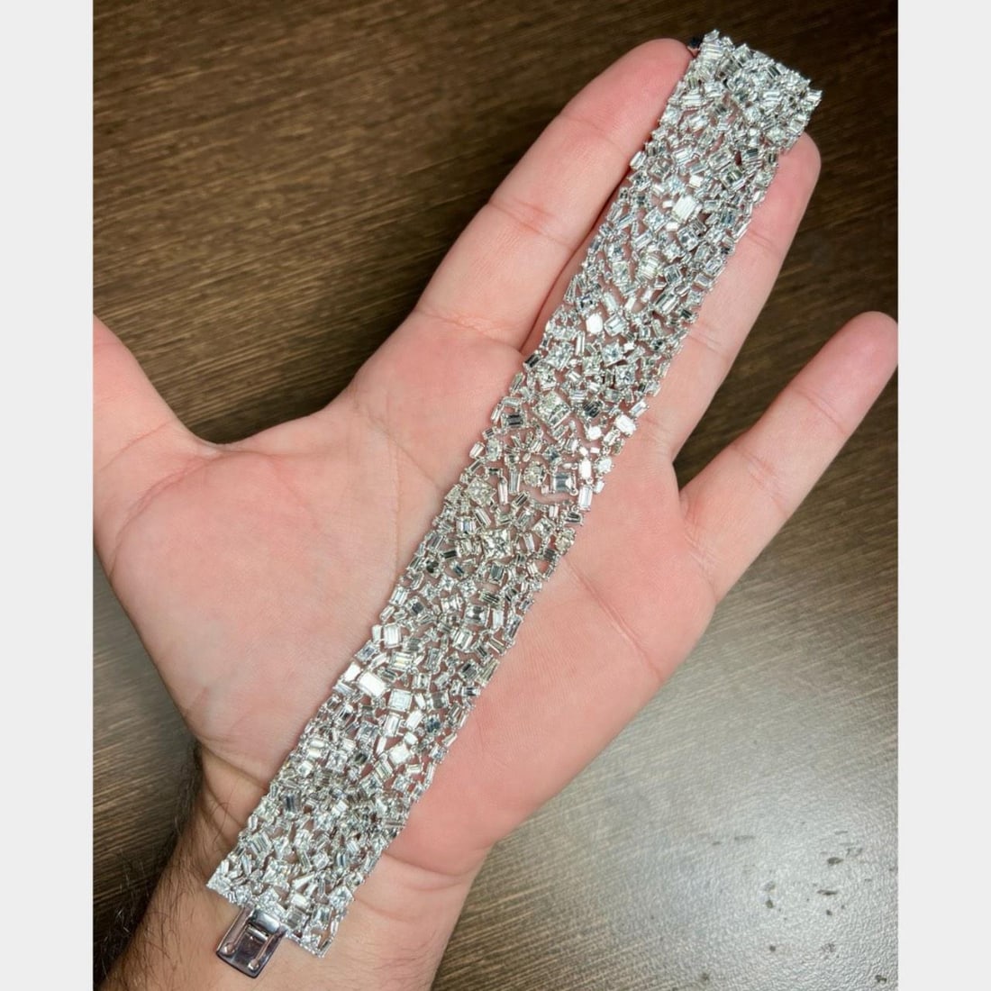 Stunning Platinum Diamond Bracelet 41.03 Ct 422 Diamonds E-H Color VVS-SI1: Stunning Platinum Diamond Bracelet 41.03 Ct 422 Diamonds E-H Color VVS-SI1 This exquisite platinum bracelet showcases a stunning collection of 422 diamonds, totaling an impressive 41.03 carats. The di