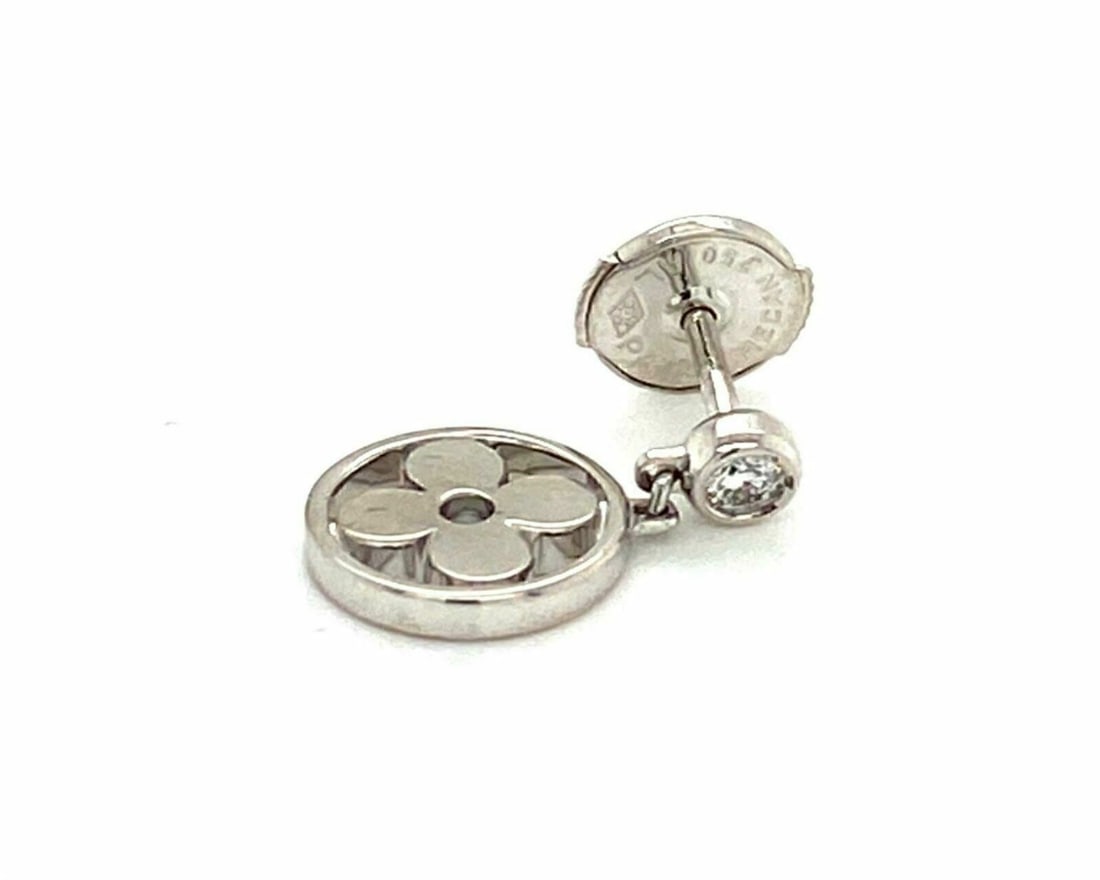 Louis Vuitton Idylle Blossom 18k White Gold Diamond Single Dangle Earring: Louis Vuitton Idylle Blossom 18k White Gold Diamond Single Dangle Earring A Louis Vuitton Idylle Blossom single dangle earring crafted in 18k white gold and accented with a diamond. The piece is signe