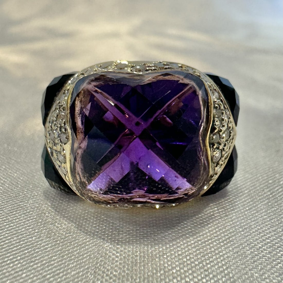 French 18K Yellow Gold Amethyst Diamond Ring Size 7: French 18K Yellow Gold Amethyst Diamond Ring Size 7 This stunning French ring features an exquisite 18K yellow gold setting adorned with a beautiful lavender amethyst at its center, measuring approxim