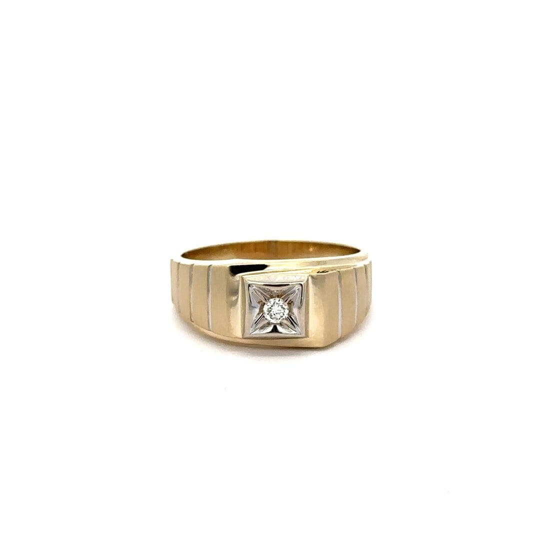 Estate 10K Yellow Gold Diamond Men's Wedding Band Ring 0.08ctw: Estate 10K Yellow Gold Diamond Men's Wedding Band Ring 0.08ctw This stunning men's wedding band ring is crafted from 10K yellow gold with a brushed finish, featuring a striking illusion prong set diam