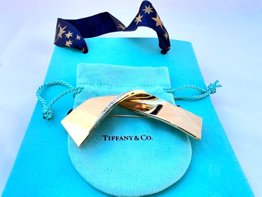 Tiffany & Co 18K Yellow Gold Diamond Brooch with Box 0.50 ct: Tiffany & Co 18K Yellow Gold Diamond Brooch with Box 0.50 ct Discover the elegance of this stunning Tiffany & Co. brooch, crafted in luxurious 18K yellow gold. This exquisite piece features approximat