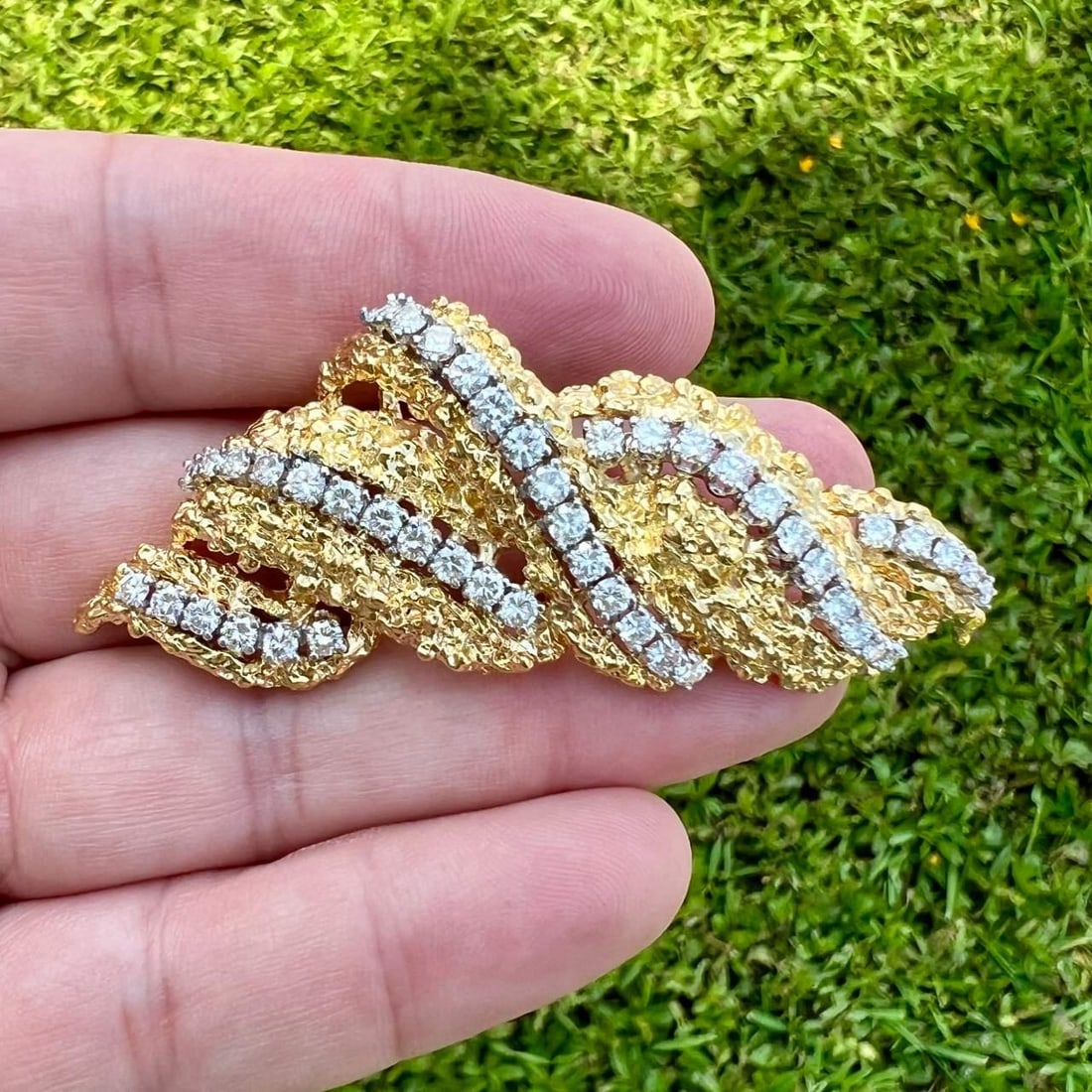 1970s 18K Gold Platinum Diamond Brooch 3.00 Ct Vintage: 1970s 18K Gold Platinum Diamond Brooch 3.00 Ct Vintage This stunning brooch from the 1970s features an exquisite combination of 18K yellow gold and platinum, showcasing a total of 46 diamonds with an 
