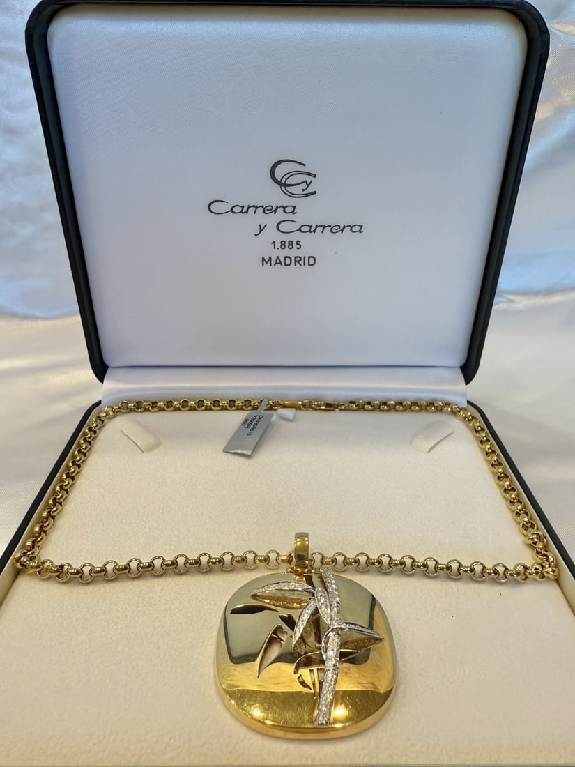 Carrera y Carrera 18K Gold Diamond Pendant Necklace with Box: Carrera y Carrera 18K Gold Diamond Pendant Necklace with Box Discover the elegance of this exquisite Carrera y Carrera necklace, crafted from 18K yellow gold and adorned with a stunning diamond. This 