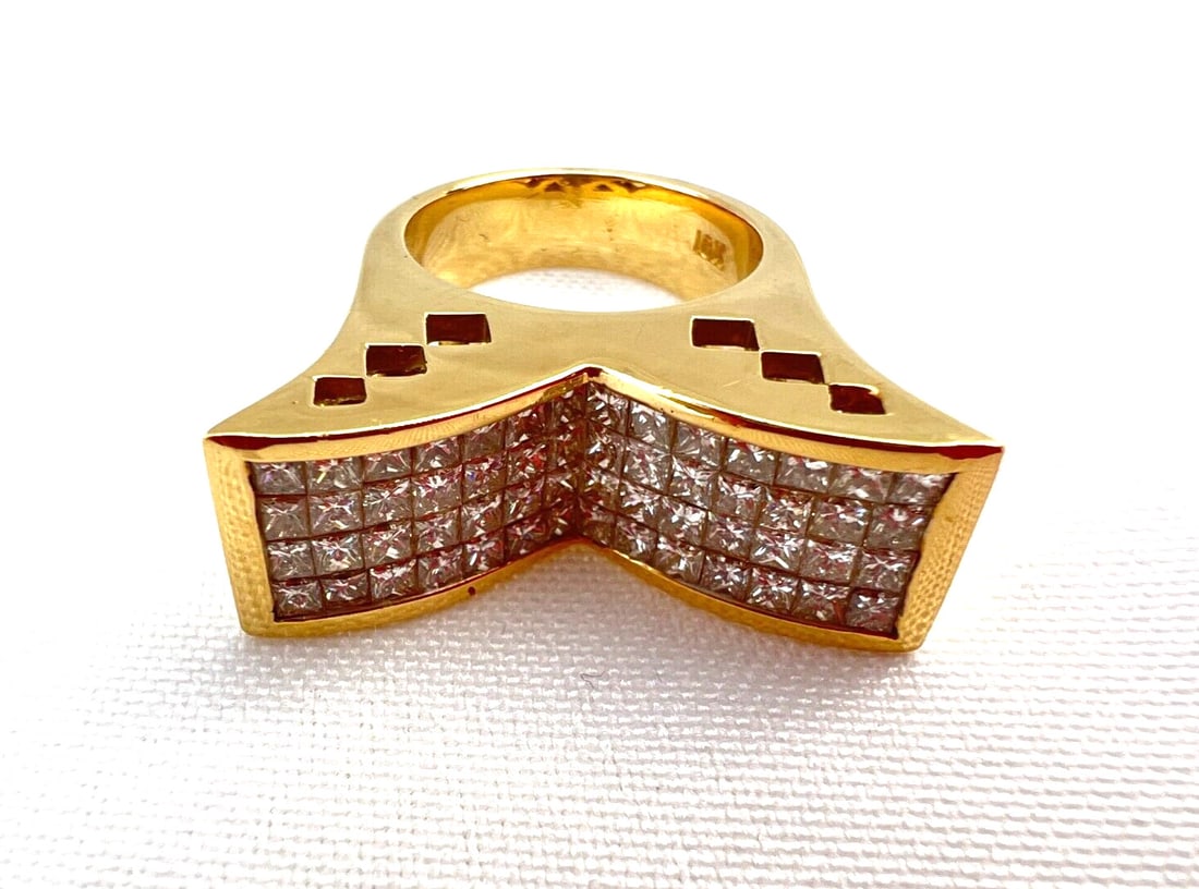 French 18K Yellow Gold Diamond Ring 3 ct Size 7 Hallmarked: French 18K Yellow Gold Diamond Ring 3 ct Size 7 Hallmarked This exquisite French ring is crafted from 18K yellow gold and features a stunning diamond centerpiece. The ring, sized at 7, showcases appro