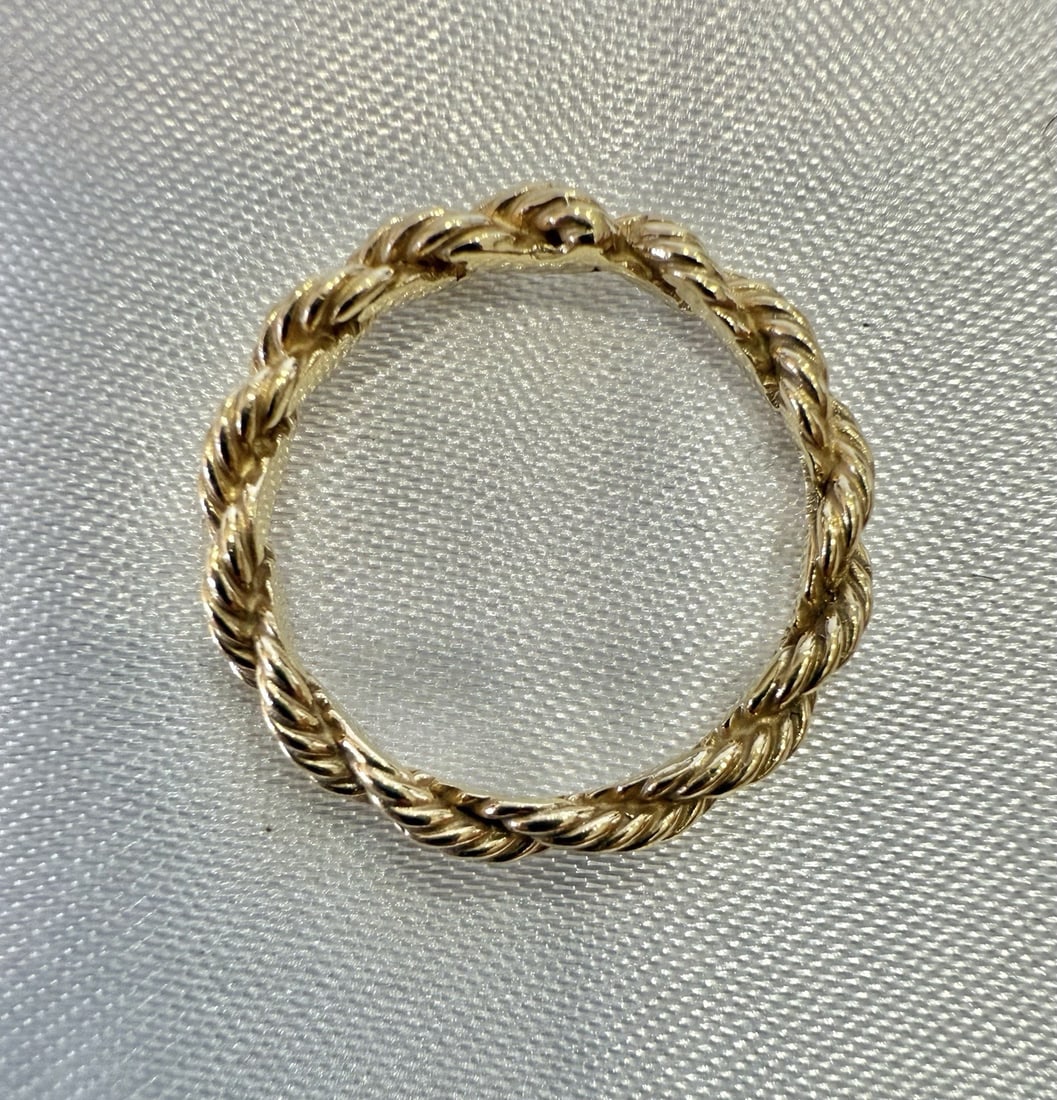 Stunning 14K Yellow Gold Rope Ring Size 5.5 Hallmarked: Stunning 14K Yellow Gold Rope Ring Size 5.5 Hallmarked This exquisite 14K yellow gold rope style ring is a stunning addition to any jewelry collection. Designed in a classic rope motif, this ring show