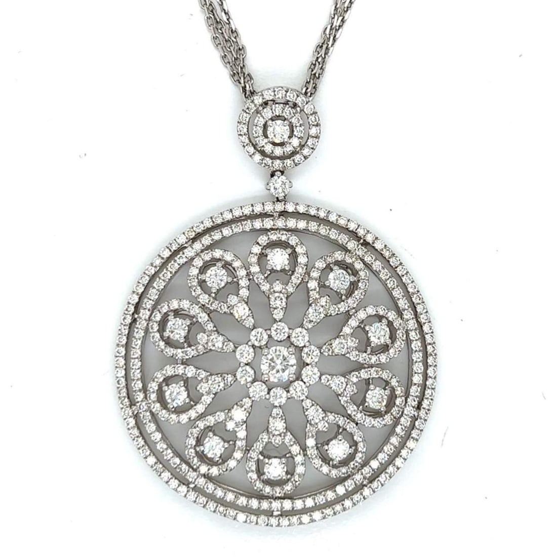 18K White Gold Diamond Pendant & Chain 7.50 Ct 312 Diamonds: 18K White Gold Diamond Pendant & Chain 7.50 Ct 312 Diamonds This stunning 18K White Gold Diamond Pendant and Chain features a remarkable design that showcases a total of 312 diamonds. With an approxim