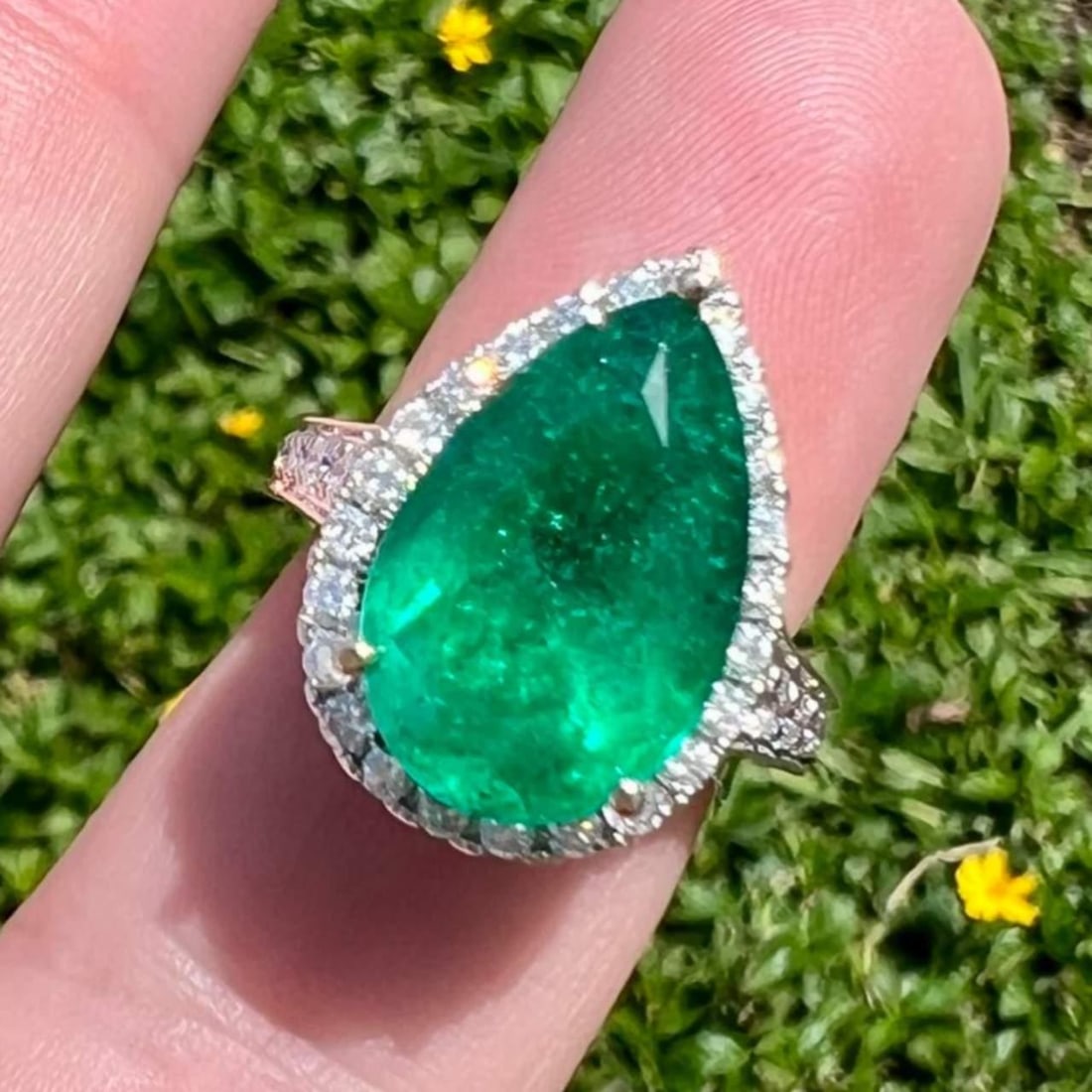 18K White Gold 5.59 Ct Colombian Emerald Diamond Ring: 18K White Gold 5.59 Ct Colombian Emerald Diamond Ring This exquisite 18K white gold ring features a stunning 5.59 ct. Colombian emerald at its center, surrounded by 149 sparkling diamonds totaling app