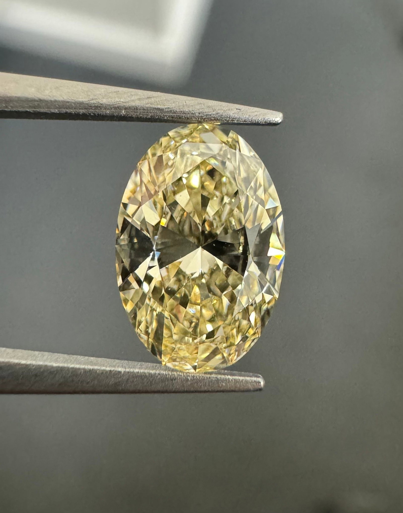 Loose Diamond - OVAL 1.01ct Fancy Light Brownish Yellow VS1: Loose Diamond - OVAL 1.01ct Fancy Light Brownish Yellow VS1 Source: Natural Shape: OVAL Carats: 1.01 Color: Fancy Light Brownish Yellow Certification: GIA Video: