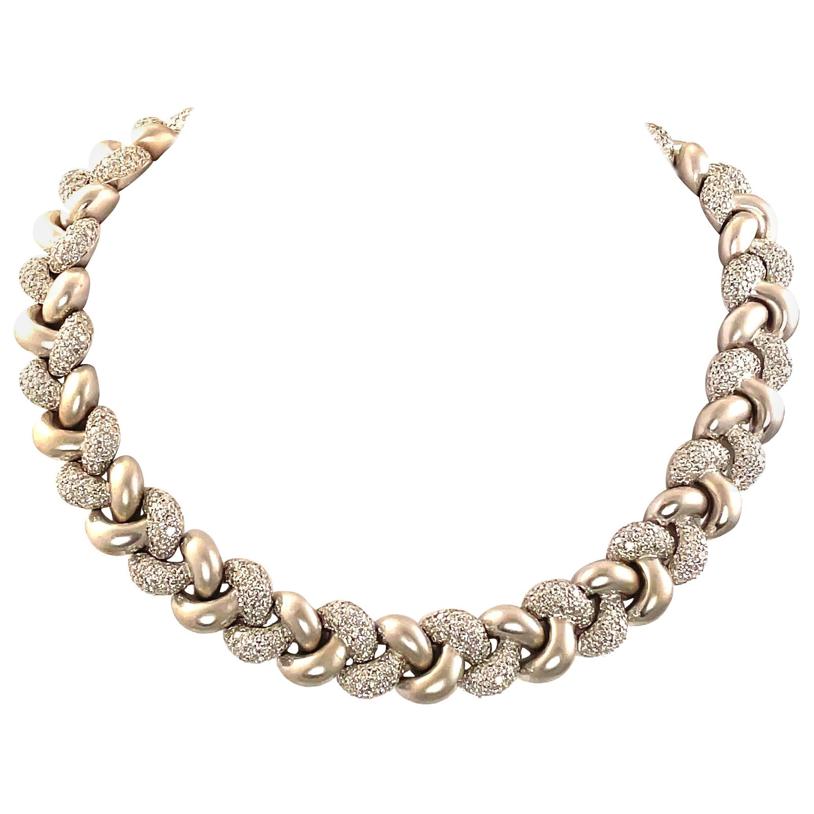 32.20ct Diamond Necklace in 18k White Gold: 32.20ct Diamond Necklace in 18k White Gold This exquisite necklace features a stunning arrangement of 32.20 carats of round brilliant diamonds in approximately G/H color and SI clarity, elegantly set 