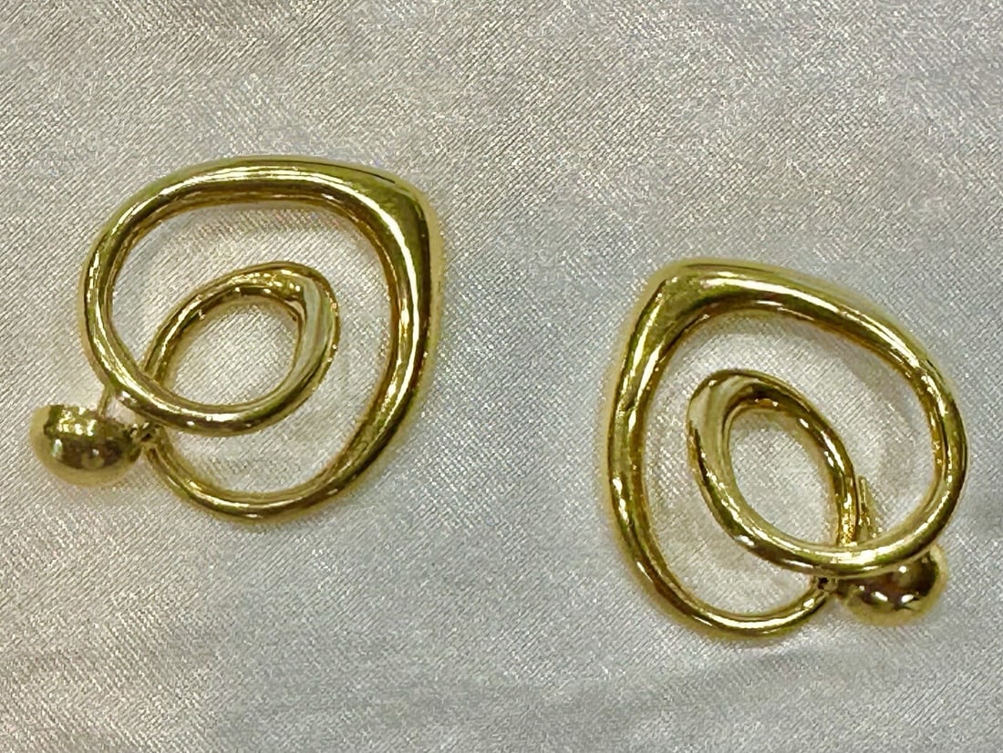 Stunning 18K Yellow Gold Cuff Earrings with Hallmark: Stunning 18K Yellow Gold Cuff Earrings with Hallmark Presenting a stunning pair of cuff earrings crafted from 18K yellow gold. These large earrings weigh approximately 16.70g, showcasing exquisite det
