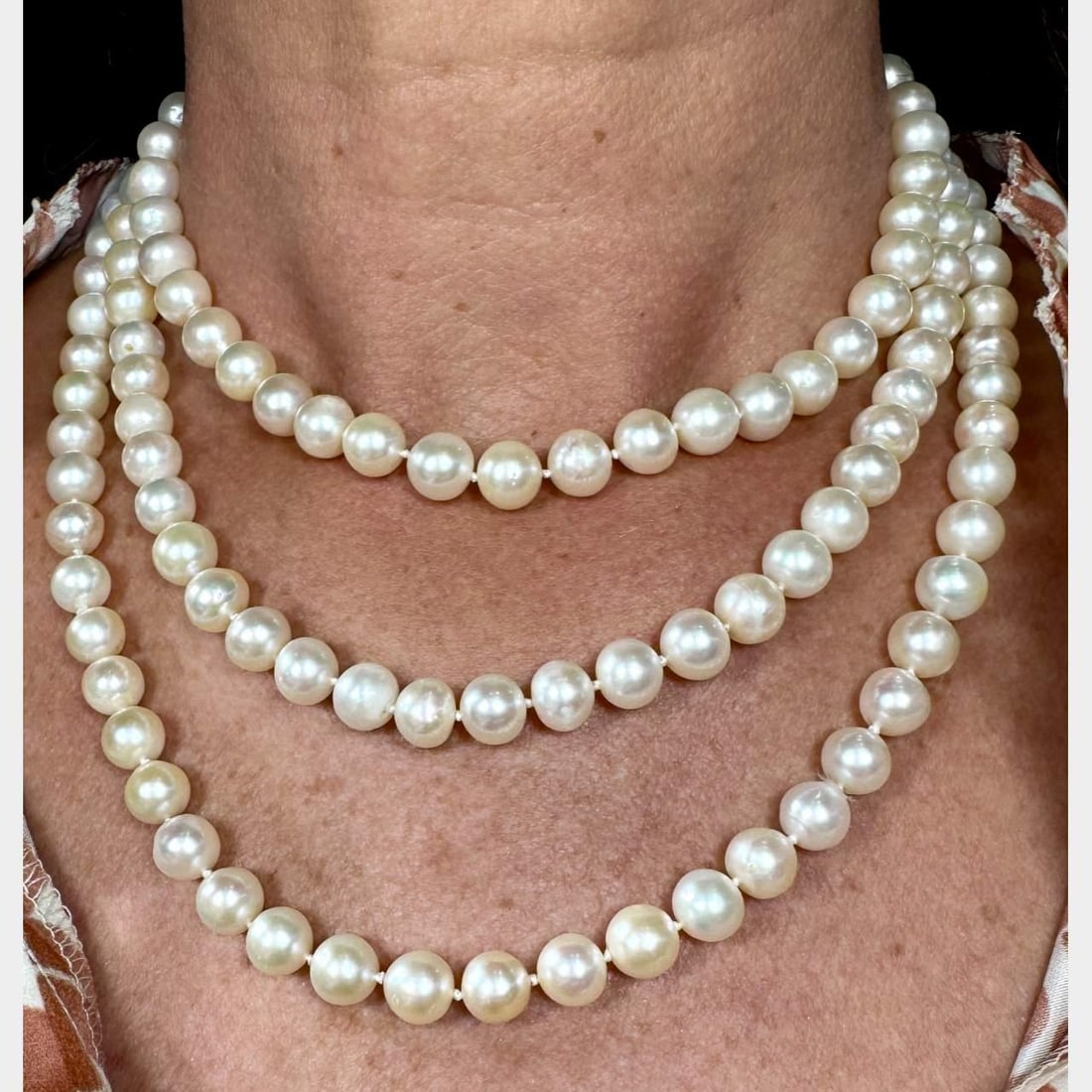 Elegant 54 Inch Cultured Pearl Necklace 137.5g 9mm 8.6mm: Elegant 54 Inch Cultured Pearl Necklace 137.5g 9mm 8.6mm This elegant Cultured Pearl Necklace features a stunning array of pearls, each measuring between 9mm and 8.6mm. With a total weight of 137.5 gr