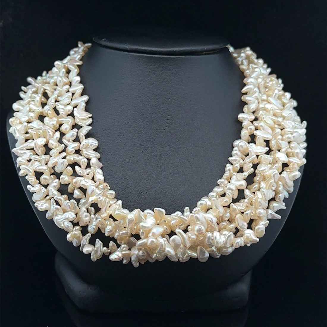 Elegant Multi Strand Baroque Pearl Necklace 14k White Gold Clasp: Elegant Multi Strand Baroque Pearl Necklace 14k White Gold Clasp This exquisite multi-strand necklace features numerous freshwater baroque white pearls, renowned for their unique shapes and good luste