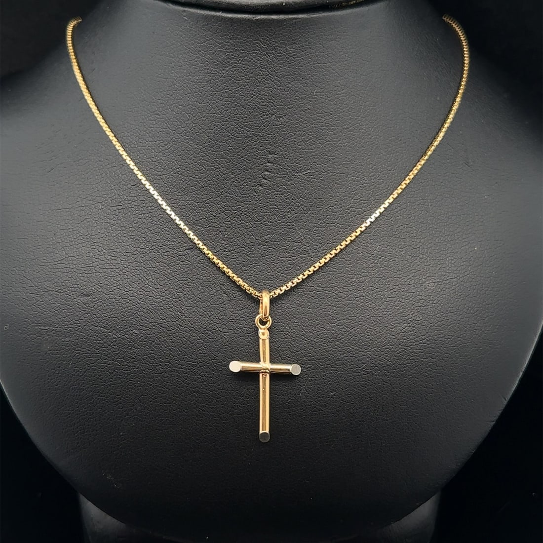 Unbranded 18k Yellow Gold Cross Pendant Necklace Box Link 15.5 In Italy: Unbranded 18k Yellow Gold Cross Pendant Necklace Box Link 15.5 In Italy Vintage Italian necklace featuring a petite plain cross pendant suspended from a box link chain. Crafted in solid 18k yellow gol
