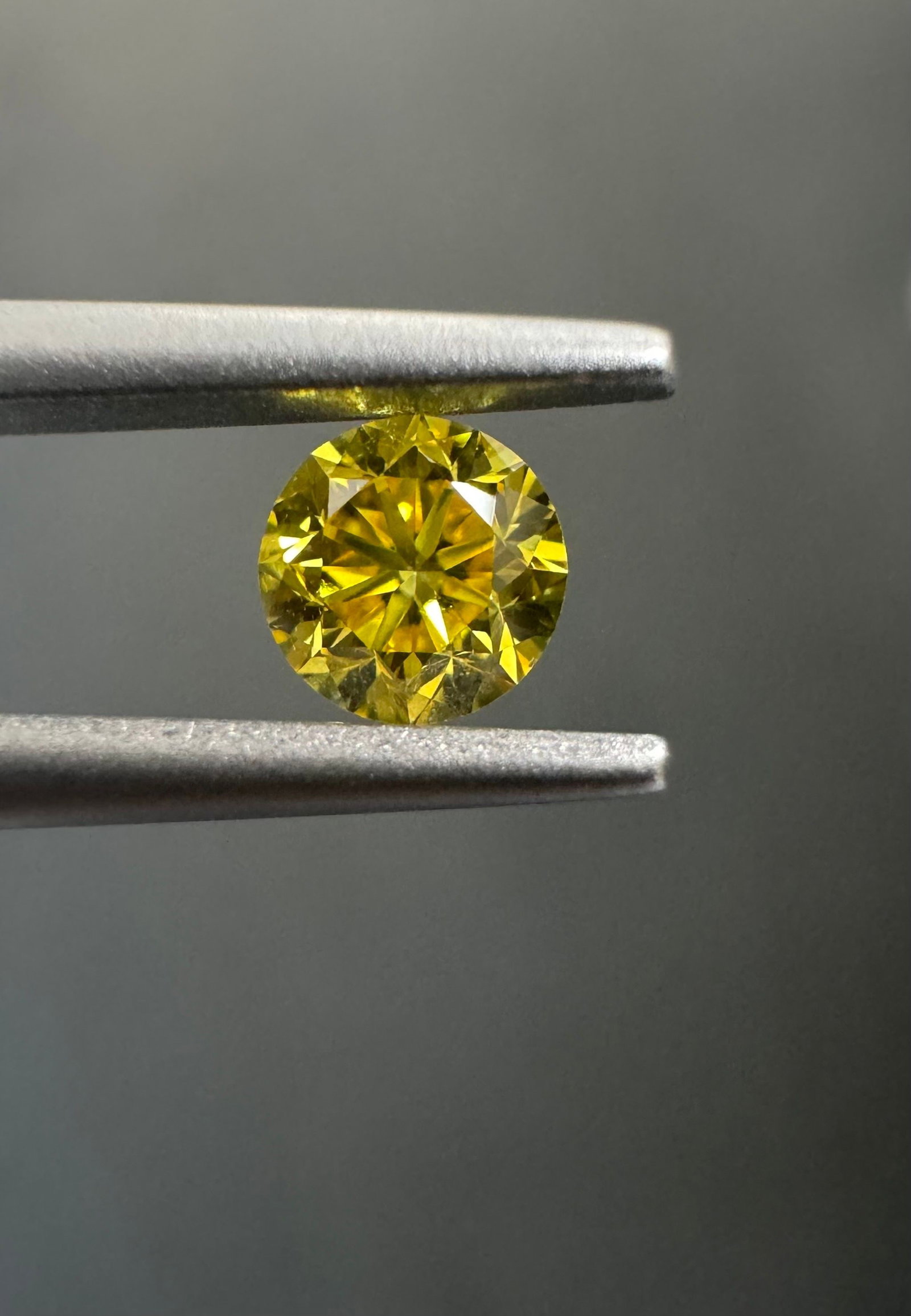Loose Diamond - ROUND 0.21ct Fancy Vivid Yellow VS2