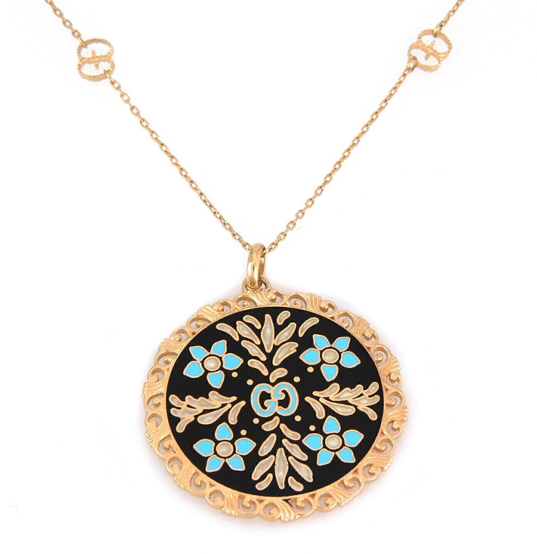 Gucci Bloom 18k Yellow Gold Medallion Pendant Necklace 31 in: Gucci Bloom 18k Yellow Gold Medallion Pendant Necklace 31 in This pre-owned pendant necklace features a double-sided floral medallion design in 18k yellow gold with enamel detailing. It has a long cha
