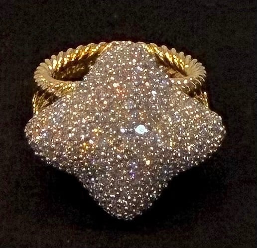 David Yurman 18K Yellow Gold Diamond Ring 1.80ct Size 6: David Yurman 18K Yellow Gold Diamond Ring 1.80ct Size 6 This exquisite David Yurman ring showcases the luxurious combination of 18K yellow gold and sparkling diamonds. Designed in a size 6, this ring 