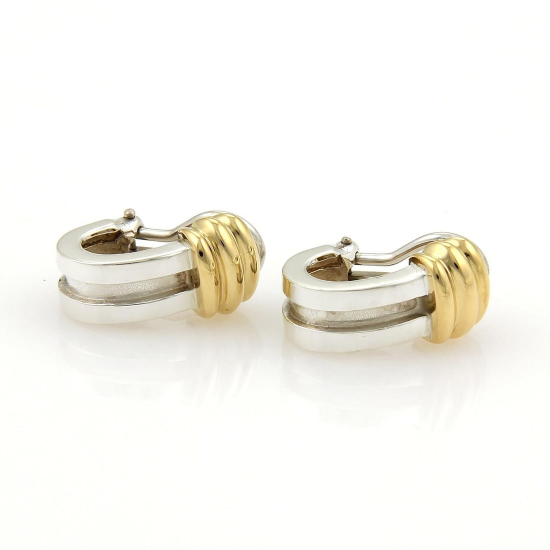Tiffany & Co. ATLAS 18k Gold Sterling Silver Clip On Earrings: Tiffany & Co. ATLAS 18k Gold Sterling Silver Clip On Earrings Discover the elegance of these authentic Tiffany & Co. ATLAS earrings, expertly crafted from 18k yellow gold and sterling silver. This stu