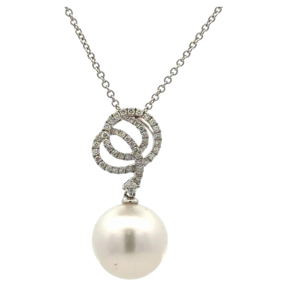 Italian South Sea Pearl Pendant Necklace in 18K White Gold with 0.28 Ct Diamonds: Italian South Sea Pearl Pendant Necklace in 18K White Gold with 0.28 Ct Diamonds Elegant Italian-made pendant necklace crafted in 18k white gold, featuring a 12.5 mm South Sea pearl and an abstract in
