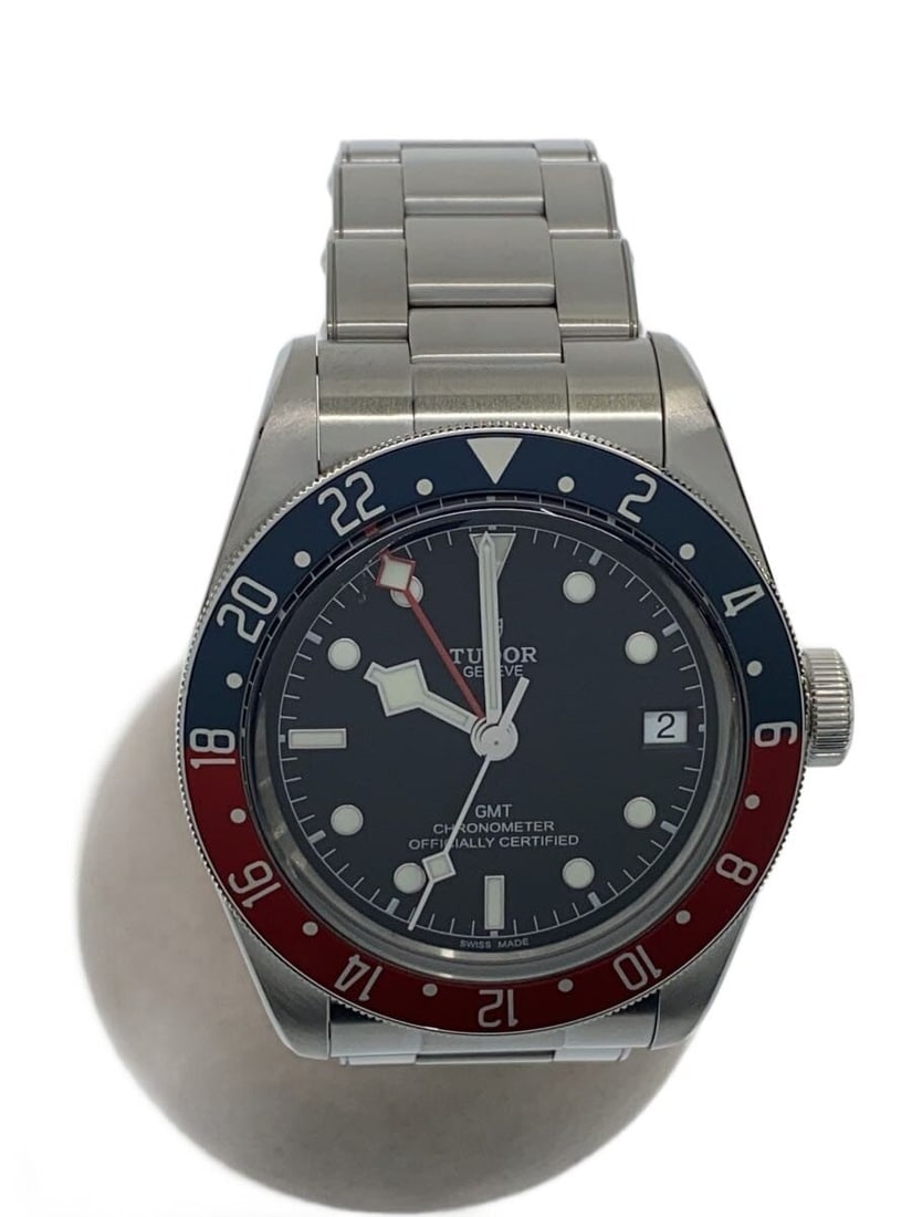 TUDOR Black Bay Swiss Men's Wristwatch: TUDOR Black Bay Swiss Men's Wristwatch This TUDOR Black Bay men's wristwatch is a Swiss-made timepiece designed for reliability and style. It features a pre-owned Grade B condition with slight signs o