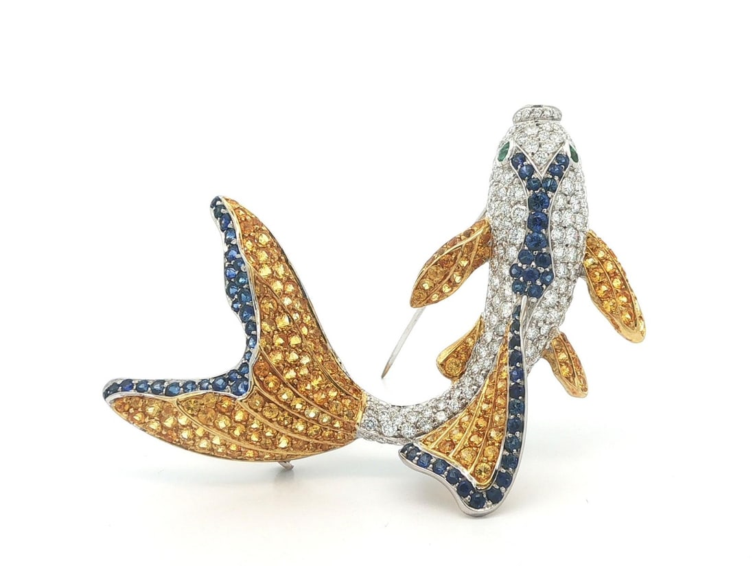 Craiger Drake koi fish brooch 18k white gold sapphire diamond emerald: Craiger Drake koi fish brooch 18k white gold sapphire diamond emerald This exquisite brooch by Craig Drake is crafted from solid 18k white gold and designed in the shape of a swimming koi fish. It fea