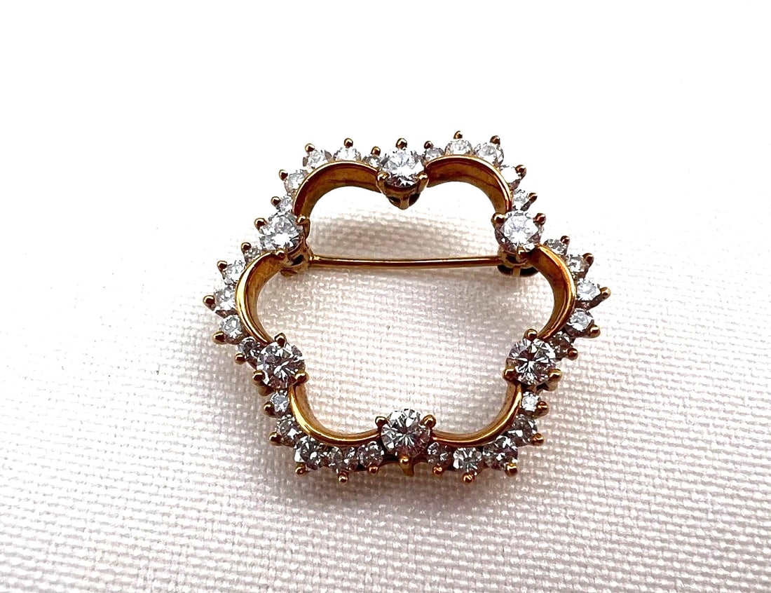 Kurt Wayne 18K Rose Gold Diamond Brooch F VS 1.25 ct: Kurt Wayne 18K Rose Gold Diamond Brooch F VS 1.25 ct This exquisite Kurt Wayne brooch is crafted from 18K rose gold and adorned with 1.25 ct of F VS diamonds, showcasing a stunning combination of luxu