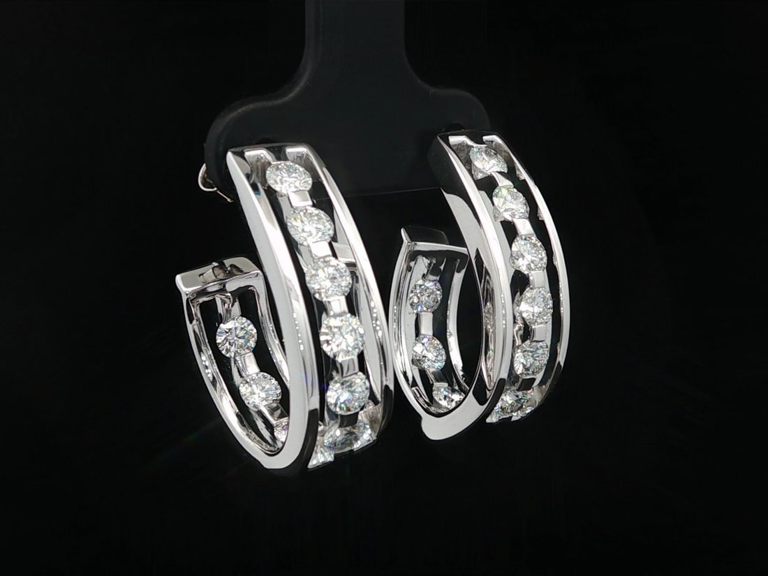 18k White Gold 2.50ctw F VS Round Diamond Cuff Earrings: 18k White Gold 2.50ctw F VS Round Diamond Cuff Earrings Elevate your style with these exquisite Solid White Gold Floating Round Diamond In & Out Cuff Earrings. Designed in a stunning cuff style, these