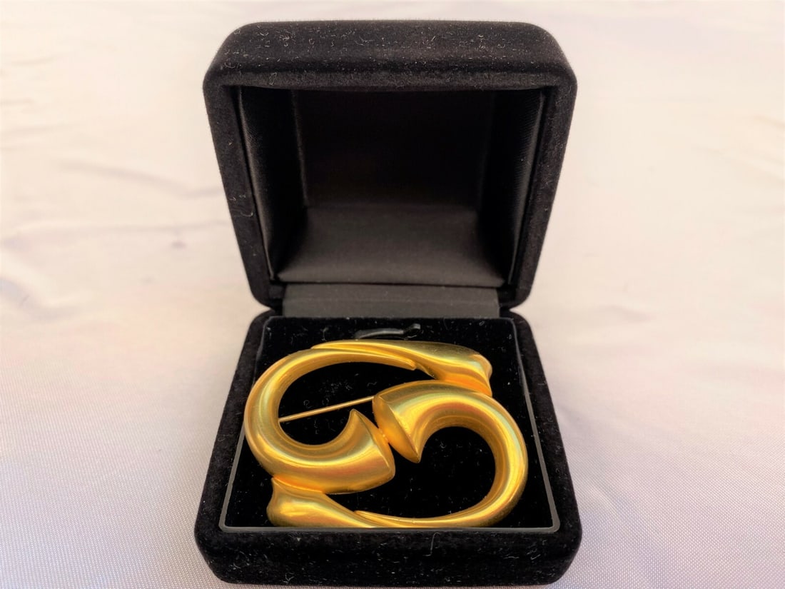 22K Yellow Gold Handmade Brooch by Ariadne 1991 Signed: 22K Yellow Gold Handmade Brooch by Ariadne 1991 Signed This stunning brooch is a unique piece of jewelry crafted from 22K yellow gold, designed and handmade by Ariadne in 1991. Not only does it serve 