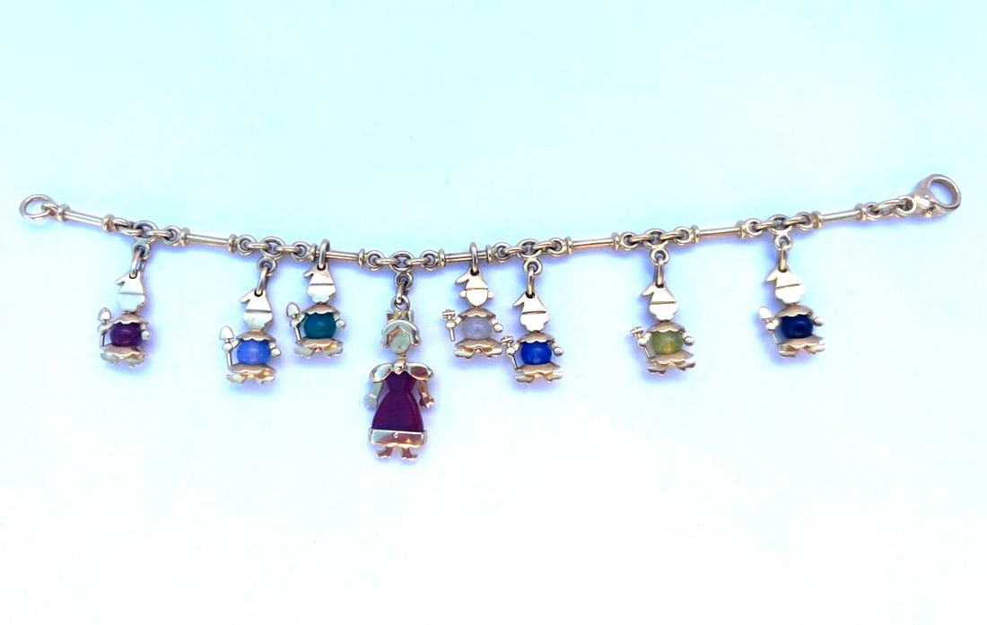 Pomellato 18K Gold Charm Bracelet with 7 Calcedony Charms: Pomellato 18K Gold Charm Bracelet with 7 Calcedony Charms This exquisite charm bracelet from Pomellato is crafted from 18K yellow gold and features seven dangle charms, each adorned with beautifully c