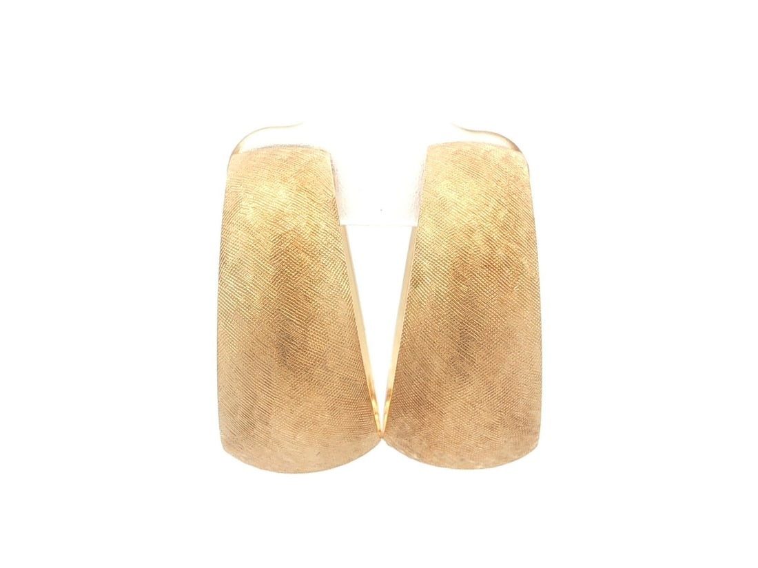 Italian 14k Yellow Gold Reversible Florentine Clip On Hoop Earrings: Italian 14k Yellow Gold Reversible Florentine Clip On Hoop Earrings These vintage hoop earrings feature a reversible design with Florentine and polished finishes, crafted from solid 13-14K yellow gold