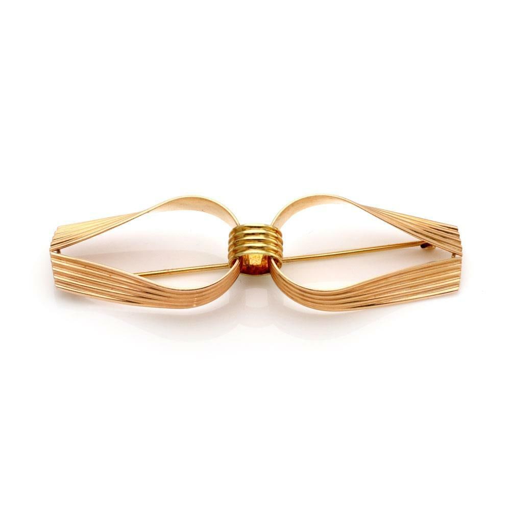 Cartier Vintage 14k Gold Ribbed Infinity Brooch Authentic: Cartier Vintage 14k Gold Ribbed Infinity Brooch Authentic This exquisite vintage brooch by Cartier is crafted from authentic 14k rose gold, complemented by yellow gold accents. The design features two