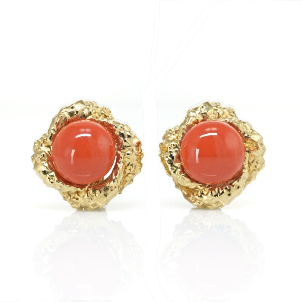 David Webb Vintage Clip-On Earrings Platinum 18K Gold Coral: David Webb Vintage Clip-On Earrings Platinum 18K Gold Coral Elevate your style with these stunning vintage David Webb clip-on earrings, crafted from a luxurious combination of platinum and 18K yellow 
