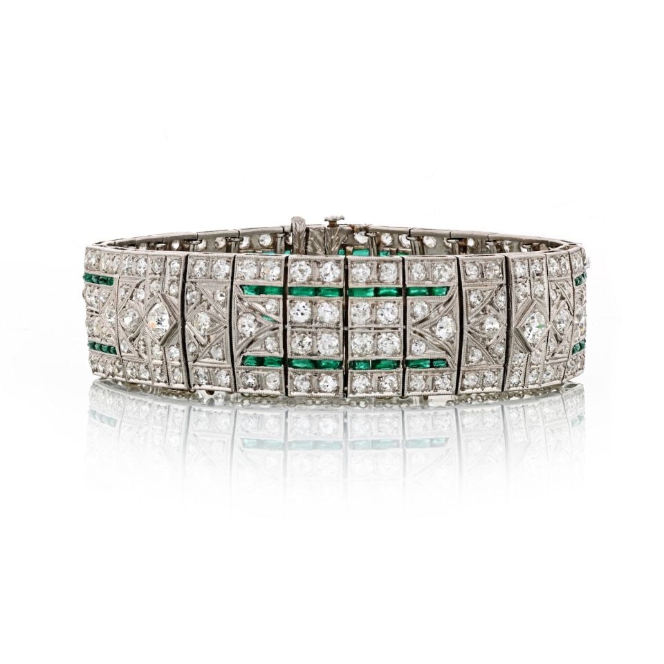 1920s Platinum Art Deco Bracelet with Emeralds and 25 Cts Diamonds: 1920s Platinum Art Deco Bracelet with Emeralds and 25 Cts Diamonds Step into the glamour of the 1920s with this exquisite Platinum Art Deco Emerald & Diamond Bracelet. A true masterpiece of vintage je