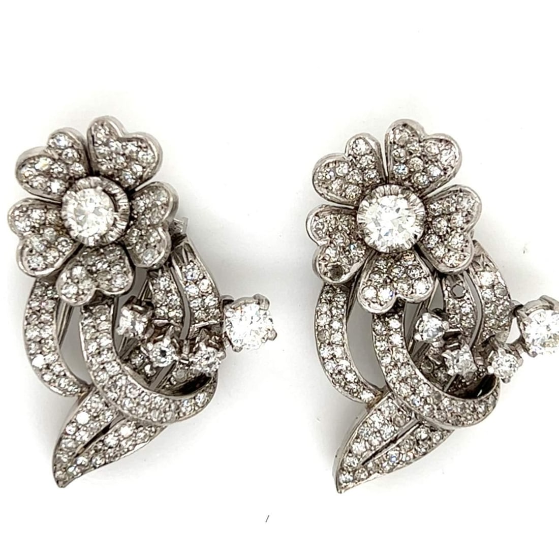 Art Deco Platinum Flower Clips 6.40 Ct Diamonds F-H VS1-SI1: Art Deco Platinum Flower Clips 6.40 Ct Diamonds F-H VS1-SI1 Exquisite Art Deco platinum flower clips adorned with a stunning total of 244 diamonds, approximately 5.00 Ct, complemented by 4 additional 