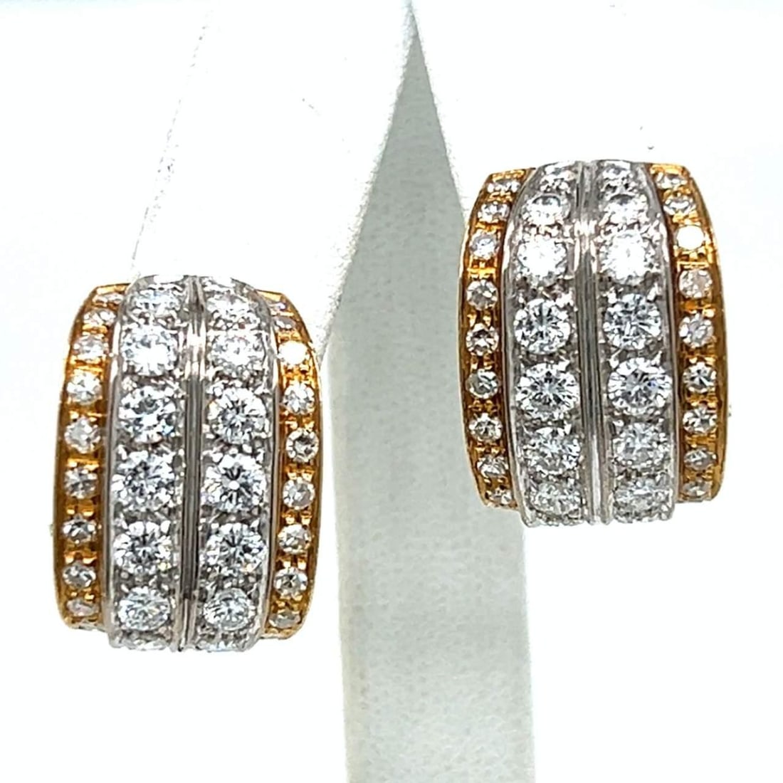 Stunning 18K Yellow Gold 5.00 Ct Diamond Earrings with 80 Stones: Stunning 18K Yellow Gold 5.00 Ct Diamond Earrings with 80 Stones Elevate your elegance with these stunning 18K Yellow Gold Diamond Earrings. Each earring features a total of 80 diamonds, approximately