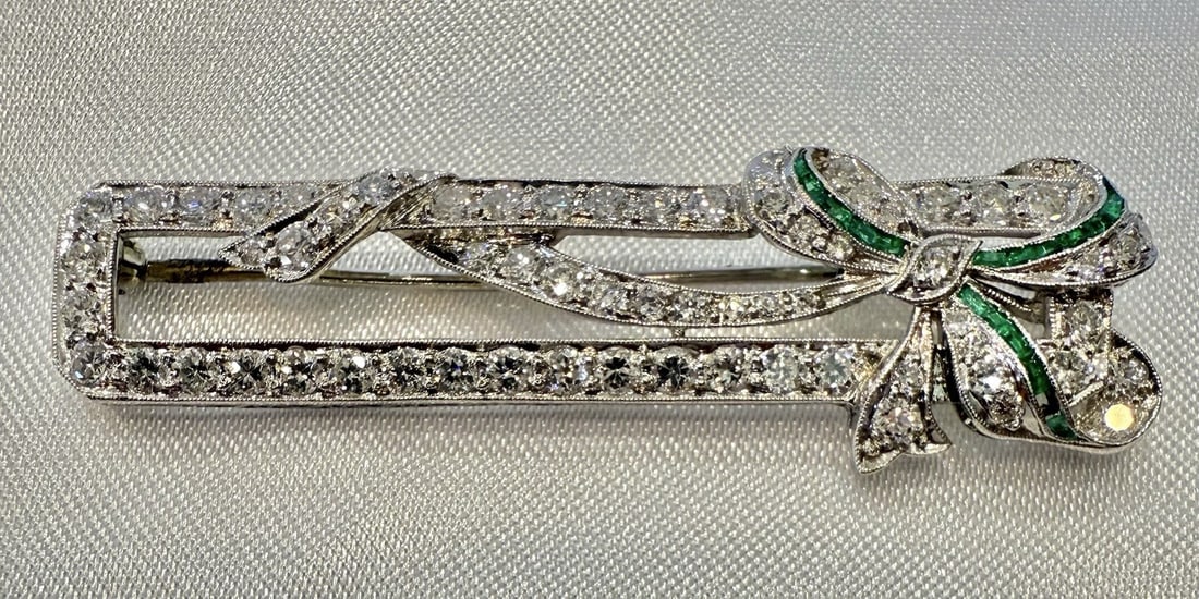 French Art Deco Platinum Diamond Emerald Brooch 18k White Gold: French Art Deco Platinum Diamond Emerald Brooch 18k White Gold Discover a stunning French Art Deco brooch featuring exquisite craftsmanship and timeless elegance. This magnificent piece is crafted fro