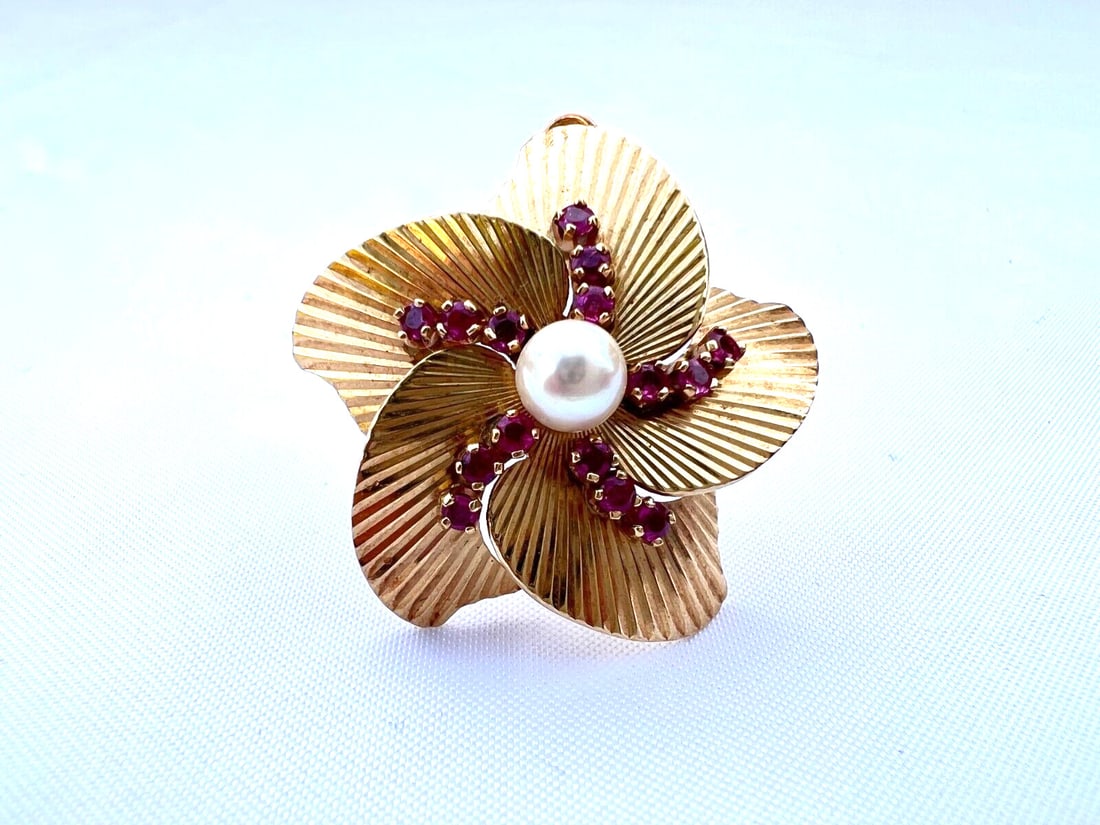 Stunning Retro 14K Gold Floral Ruby Pearl Brooch: Stunning Retro 14K Gold Floral Ruby Pearl Brooch This stunning retro brooch features a floral design crafted from 14K gold, adorned with exquisite rubies and a lustrous pearl. With a diameter of appro