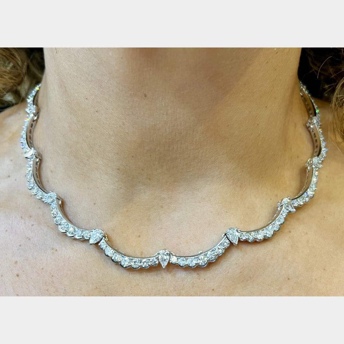 Stunning 19.30 Ct Platinum Diamond Necklace with 112 Diamonds: Stunning 19.30 Ct Platinum Diamond Necklace with 112 Diamonds Exquisite Platinum Necklace featuring a stunning total weight of 19.30 carats. This elegant piece is adorned with 112 diamonds, approximat