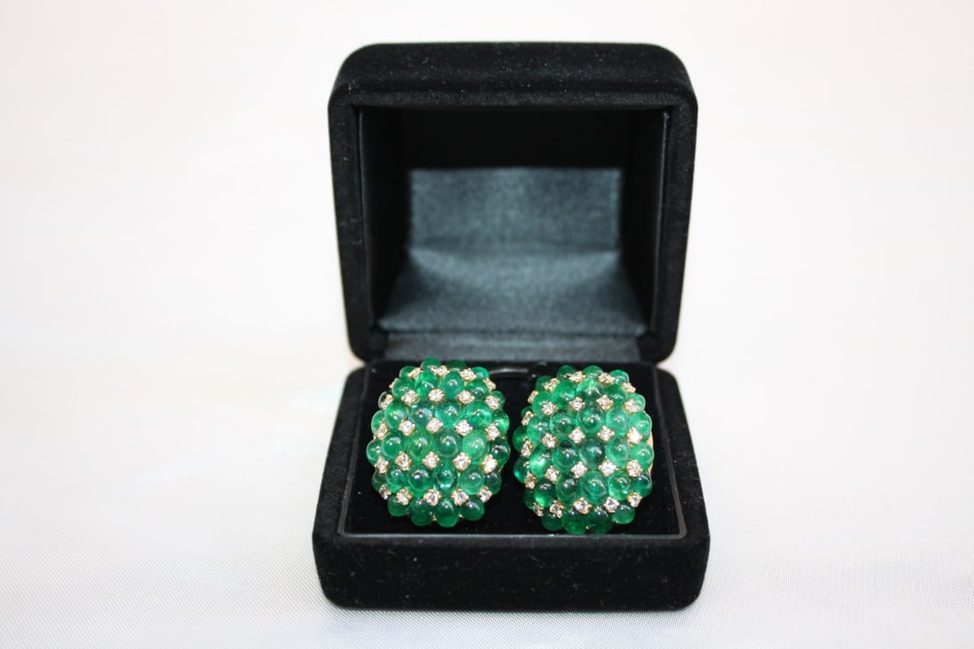 GIOVANE 18K Gold Emerald Diamond Earrings Over 20ct 50 Diamonds: GIOVANE 18K Gold Emerald Diamond Earrings Over 20ct 50 Diamonds Discover this stunning pair of 18K yellow gold earrings, featuring exquisite emeralds and diamonds. Each earring showcases a vibrant gre