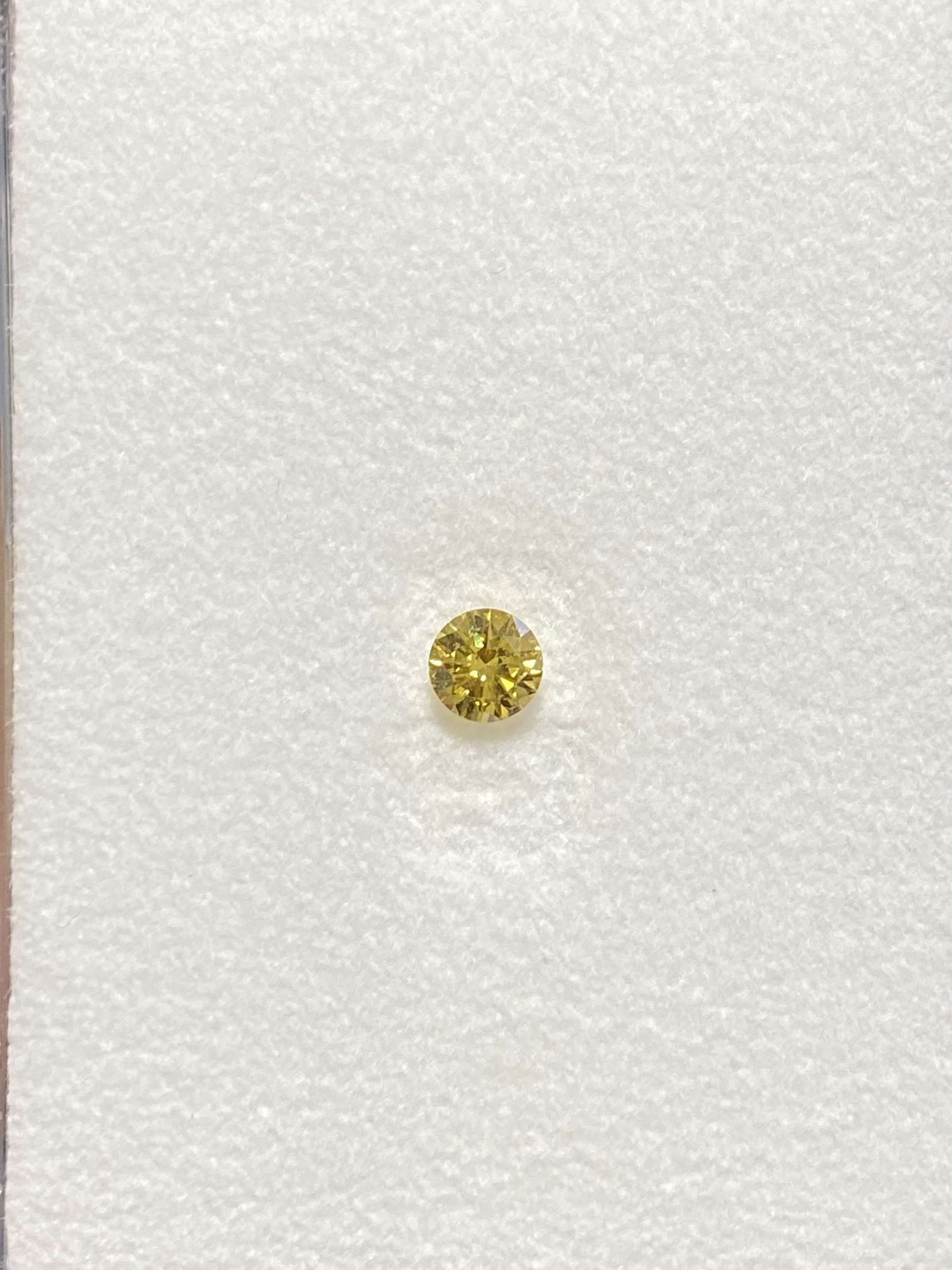 Loose Diamond - ROUND 0.2ct Fancy Vivid Yellow SI2: Loose Diamond - ROUND 0.2ct Fancy Vivid Yellow SI2 Source: Natural Shape: ROUND Carats: 0.2 Color: Fancy Vivid Yellow Certification: GIA Video: