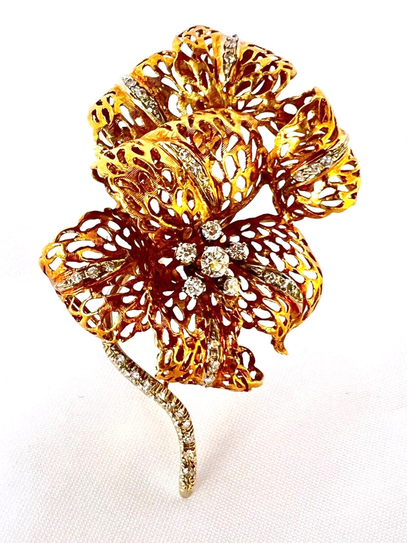 18K Yellow Gold Flower Brooch with Diamonds Signed Rakis: 18K Yellow Gold Flower Brooch with Diamonds Signed Rakis This exquisite brooch features a stunning flower design crafted from 18K yellow gold, showcasing approximately 0.70 ct of JSI diamonds. The lar
