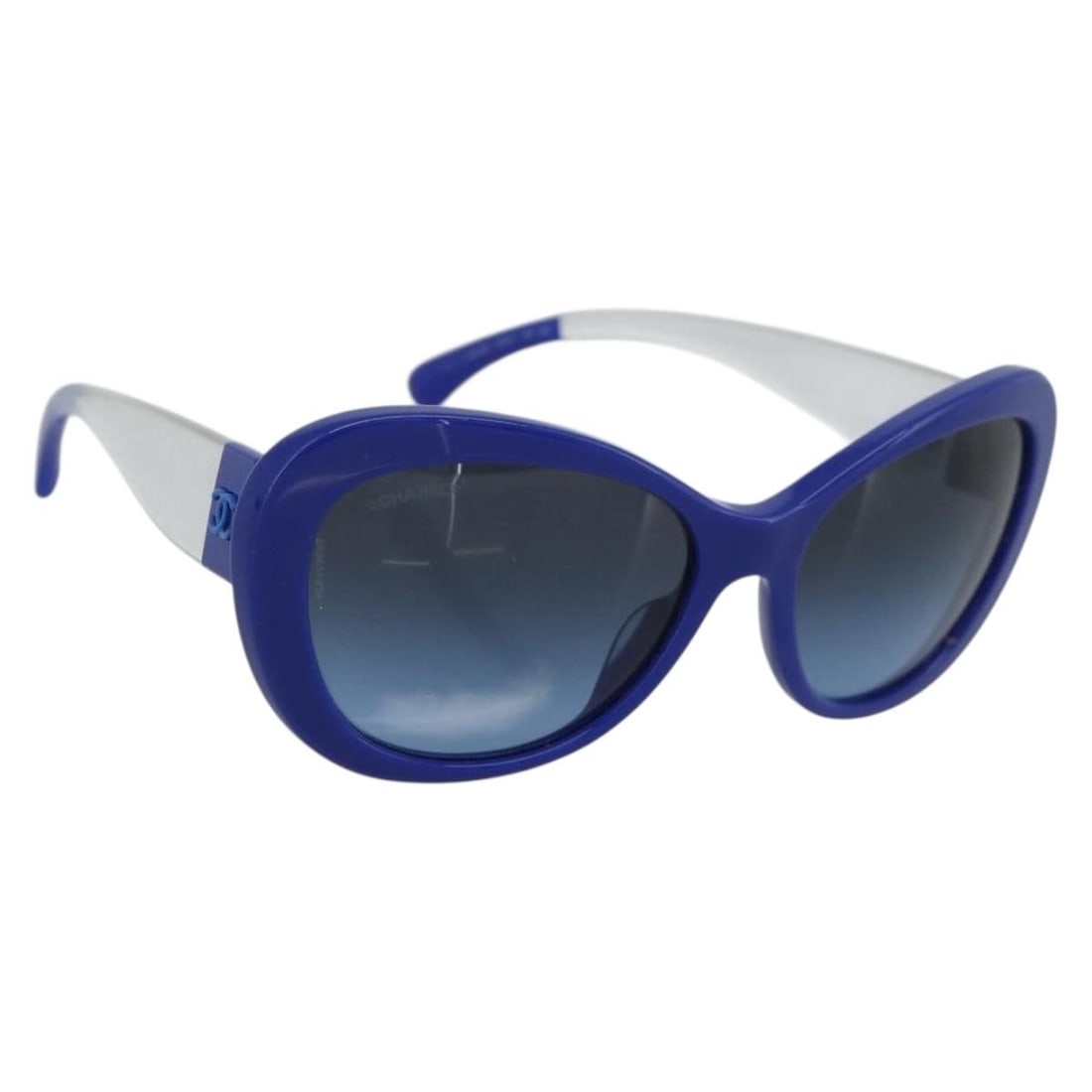 Blue Plastic Sunglasses CHANEL CC with Dust Bag: Blue Plastic Sunglasses CHANEL CC with Dust Bag CHANEL sunglasses in blue plastic, made in Italy, with a dust bag included. The item measures approximately W13 cm x H5 cm (W5.1 x H2.0 inches). Conditi